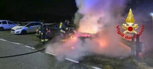 Incendio ad una vettura in via Novella a Genova 2