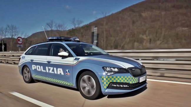 Varazze, sfreccia sulla A10 di fronte alla Polizia Stradale con auto rubata