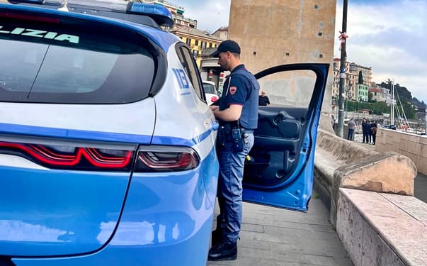 Savona minaccia la ex compagna sotto casa e aggredisce gli agenti
