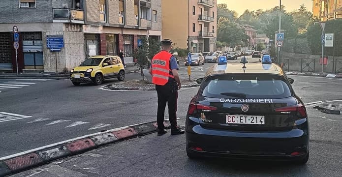 Automobilista accusa un malore e finisce contro auto ferme all’incrocio