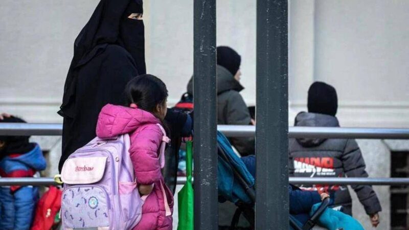 Burqa e niqab vietati a scuola, multe fino a 1000 euro. Tetto del 30% per alunni stranieri: la bozza del decreto