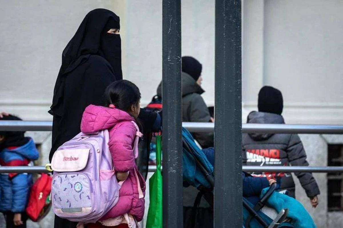 Burqa e niqab vietati a scuola, multe fino a 1000 euro. Tetto del 30% per alunni stranieri: la bozza del decreto