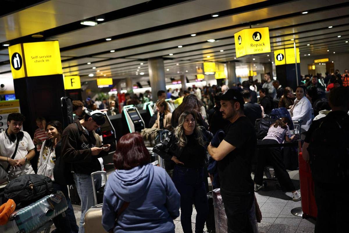 Caos voli nel Regno Unito, il bilancio: oltre 1.000 cancellati per un guasto tecnico
