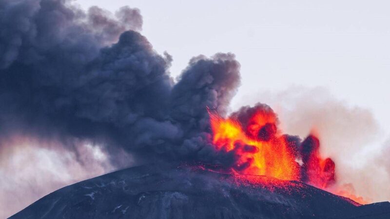 Etna in eruzione, nube di cenere alta 4 chilometri: allerta per il traffico aereo