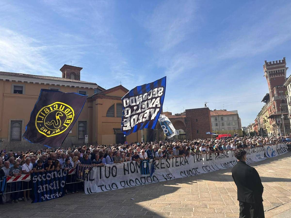 Funerali Mazzola a Milano, in centinaia per l’ultimo saluto alla leggenda dell’Inter