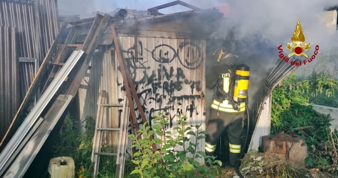 In fiamme un capanno attrezzi a Cairo Montenotte