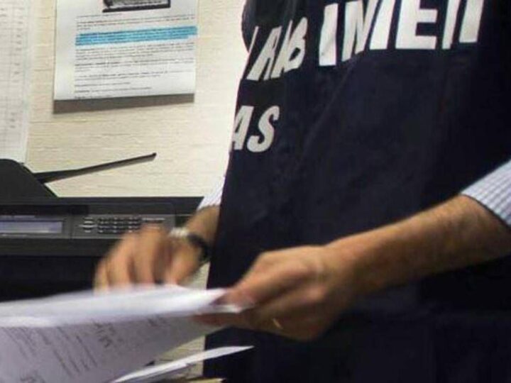 Insetti e vermi in alimenti per bambini, sequestri e una denuncia a Napoli
