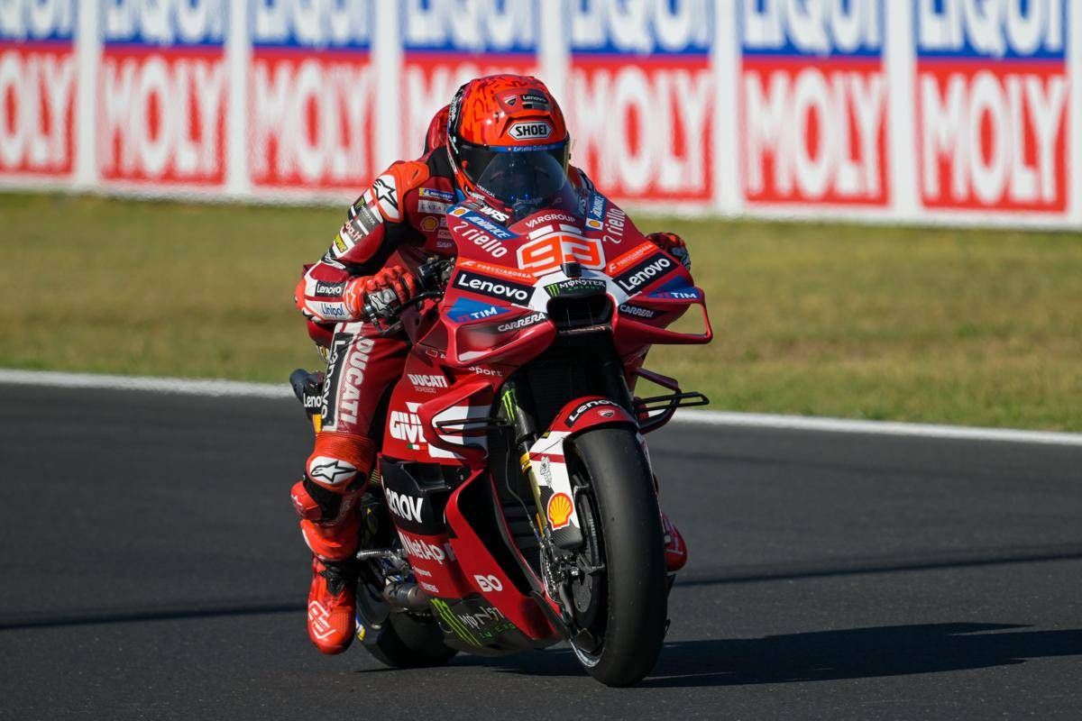 MotoGp, Marc Marquez vince il Gp di San Marino davanti al fratello Alex, Bezzecchi cade al primo giro