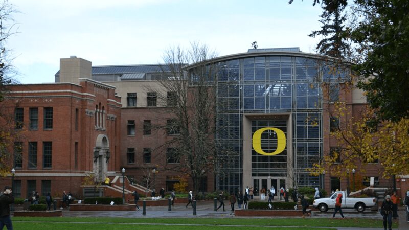 Phil Knight, co-fondatore della Nike, e la donazione record all’Università dell’Oregon: “Assegno da un miliardo di dollari”