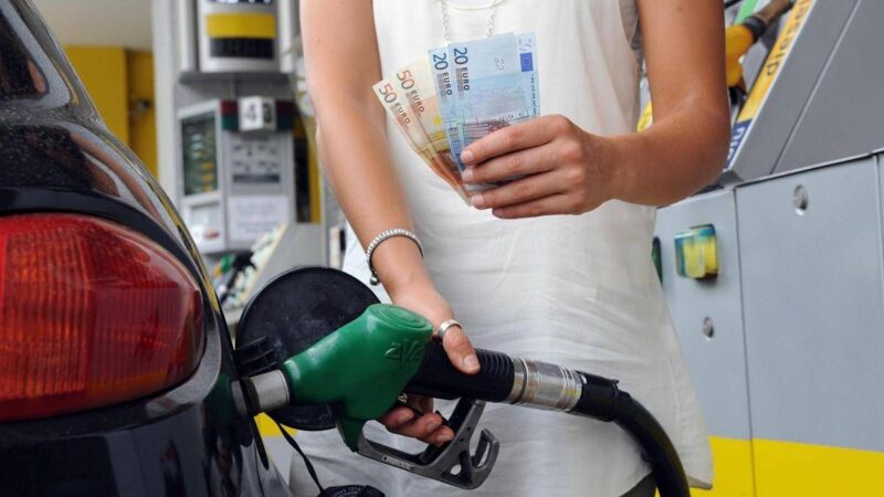 Prezzi benzina e diesel, non si fermano gli aumenti. Unc: “Pieno gasolio costa 40 cent in più in un giorno”