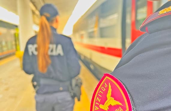 Savona, sul treno senza biglietto aggredisce un poliziotto