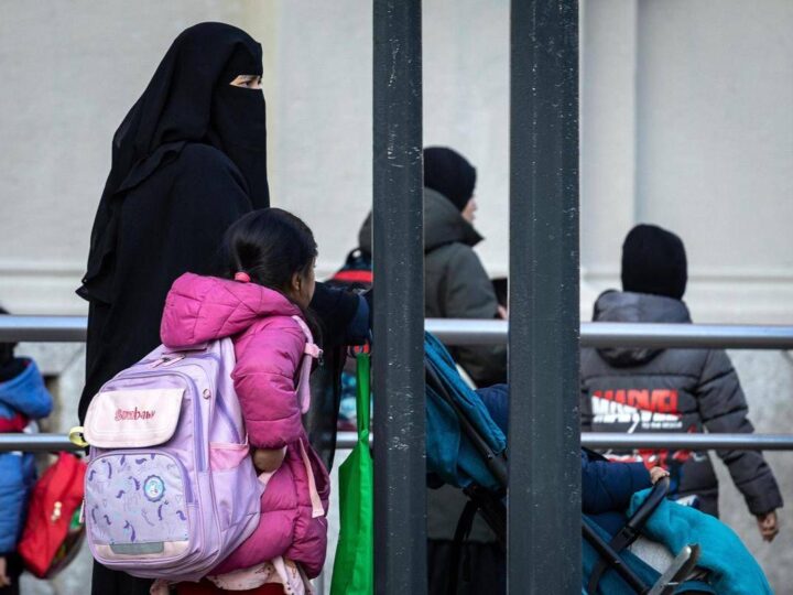 Stop a burqa e niqab a scuola, tetto del 30% agli stranieri in classe: il governo stringe sul dl, oggi in Cdm