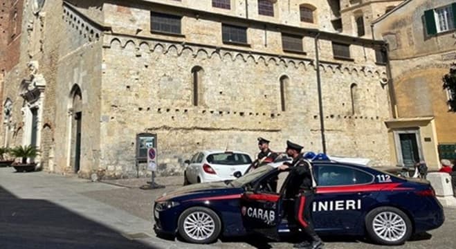 Tenta di investire un conoscente con auto rubata, arrestato