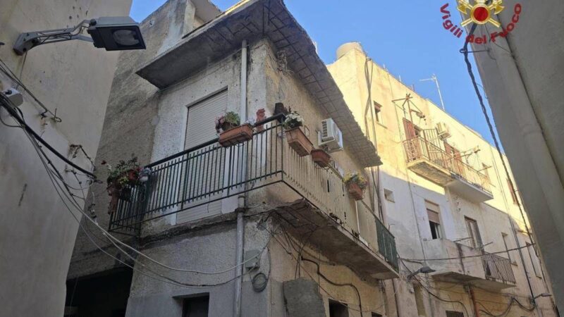 Trapani, crolla il balcone della sua casa: morta una donna a Mazara del Vallo