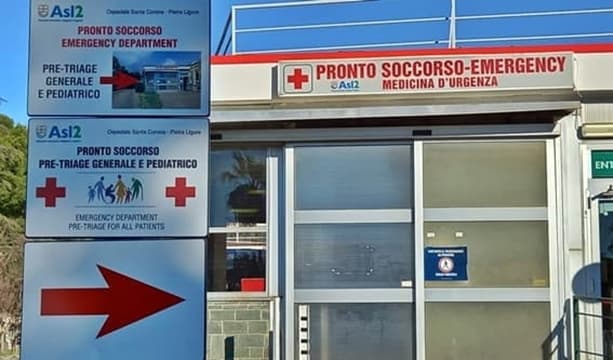 Cade da 6 metri sugli scogli di Bergeggi, in codice rosso al Santa Corona