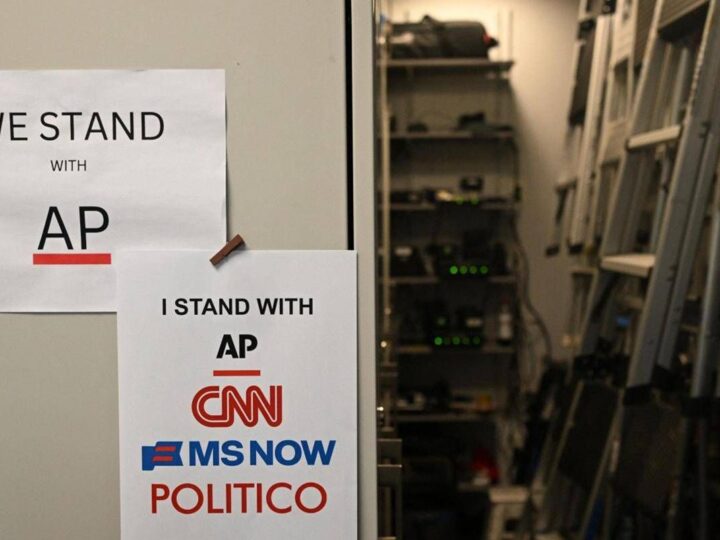 Usa, giudice ordina a Trump lo stop al bando dei media: “Riammetta alla Casa Bianca Cnn, MsNow e Politico”