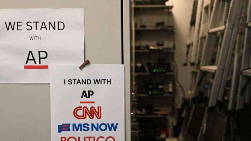 Usa, giudice ordina a Trump lo stop al bando dei media: “Riammetta alla Casa Bianca Cnn, MsNow e Politico”