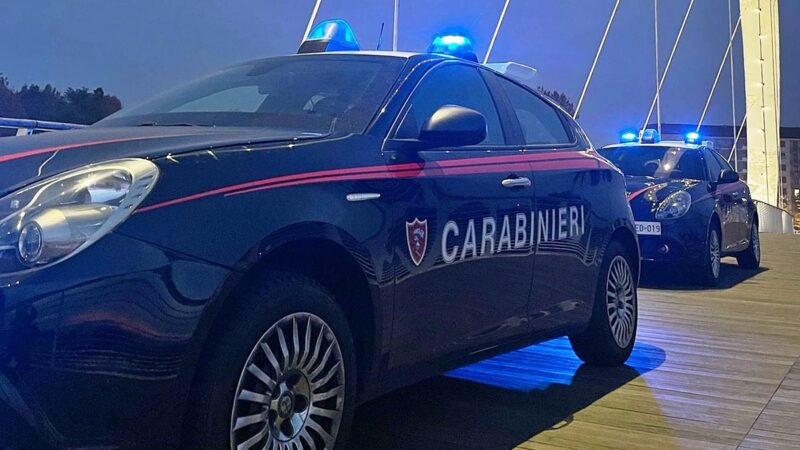 Rapinano ciclista con una bottiglia rotta, due arrestati in Alessandria