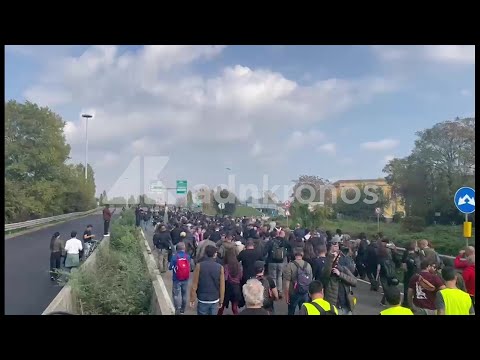 Cortei a Milano, migliaia di manifestanti invadono la tangenziale