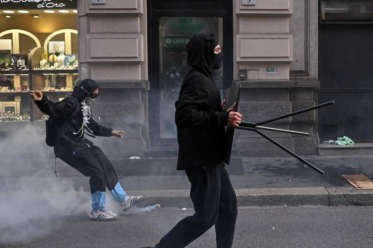 Corteo a Milano, il ‘kit del manifestante’ sui social: chat criptate e consigli anti-lacrimogeni