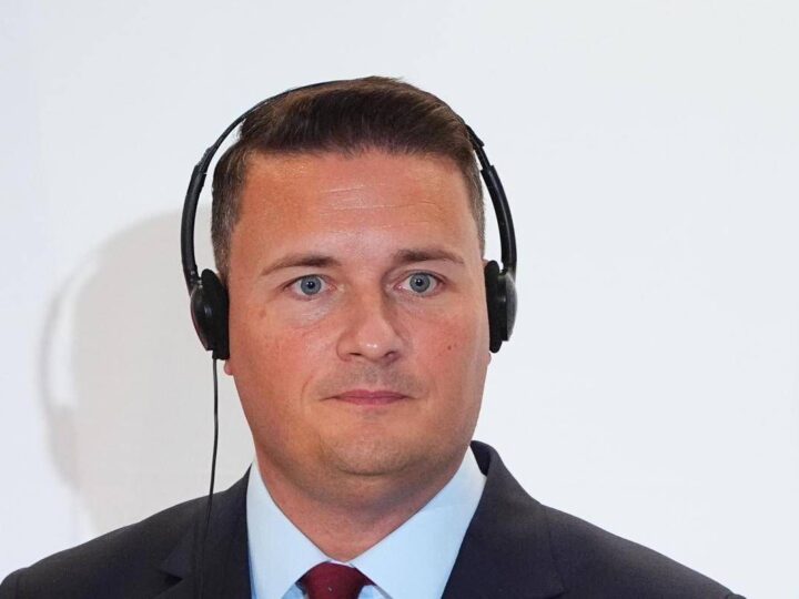 Cyberattacchi, ministro Difesa Gb: “Fate scorte per emergenza di acqua, cibo e contanti”