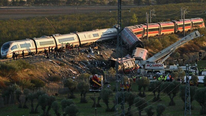 Disastro ferroviario in Spagna, il lutto e le indagini: “Via libera al treno nonostante convoglio fermo sui binari”