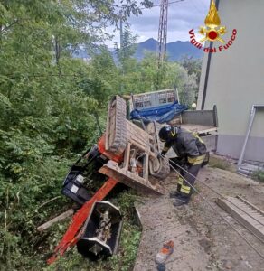 Escavatore ribaltato sul conducente a Pontedecimo 19