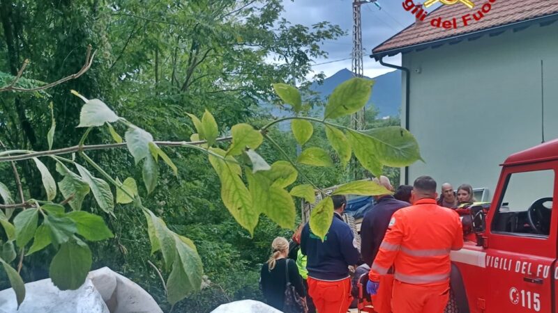 Escavatore si ribalta sul conducente a Pontedecimo, 55enne ferito