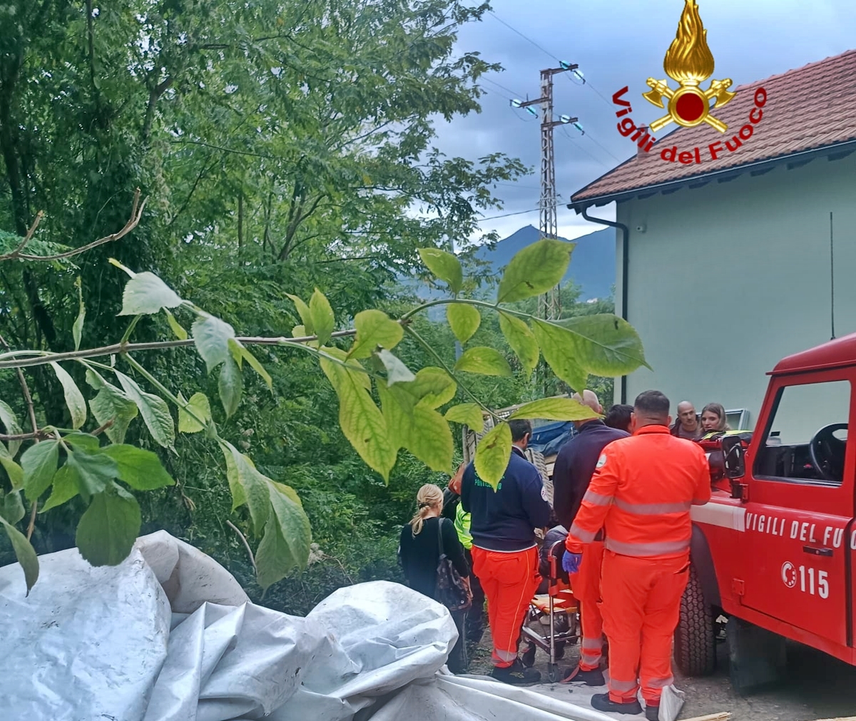 Escavatore si ribalta sul conducente a Pontedecimo, 55enne ferito