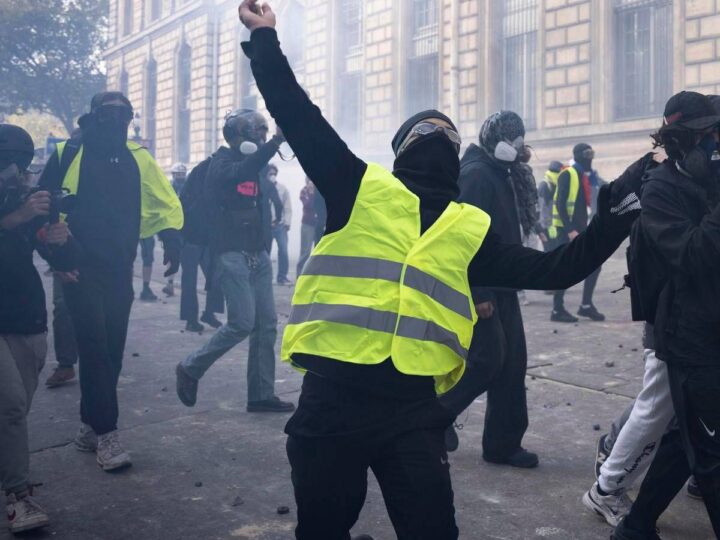 Francia, Gilet Gialli: “Domani in piazza, solo i regimi vietano le proteste”