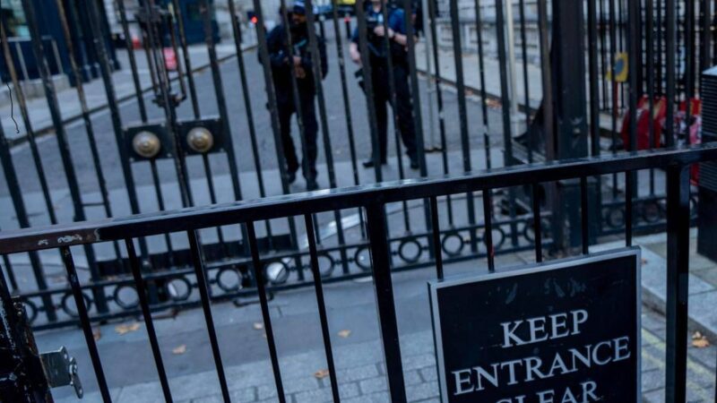 Gb, va a ruba kit sopravvivenza e radio a manovella dopo allerta governo su scorta di cibo e acqua