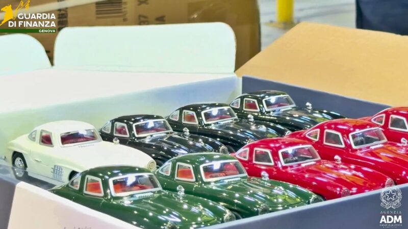 Genova, sequestrati 2400 modellini di automobili contraffatti – VIDEO