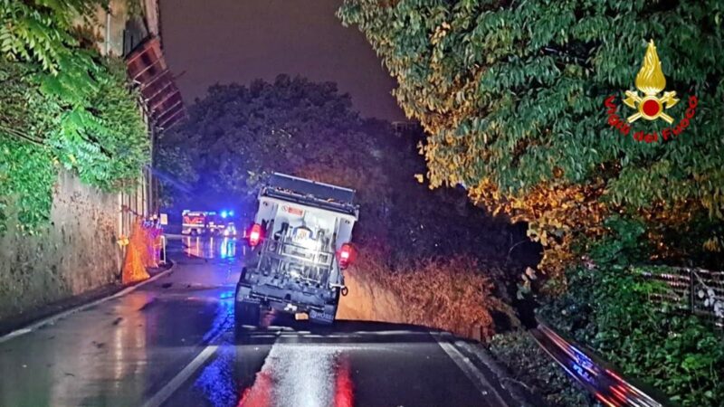 Savona maltempo cede la strada in via Famagosta, mezzo in bilico