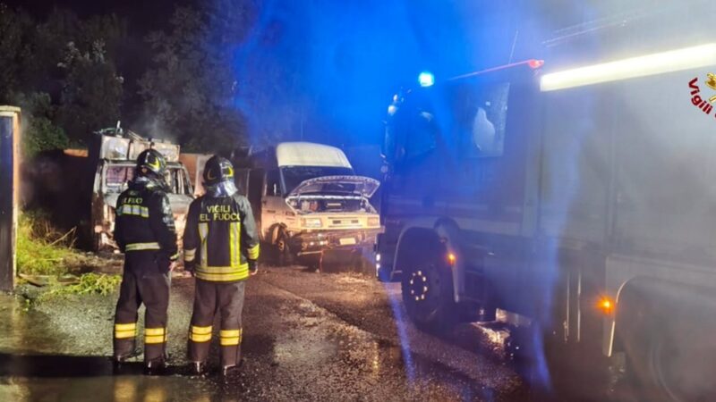 Incendio di due furgoni a Villanova d’Albenga