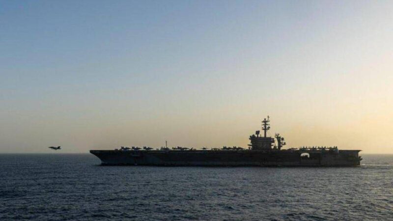 Iran, tre petroliere in fiamme nello Stretto di Hormuz dopo l’urto con mine