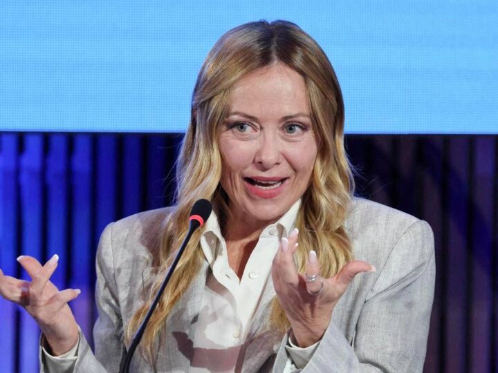 Manovra 2027, arrivano anche le targhe personalizzate. Meloni: “Ci si può sbizzarrire”