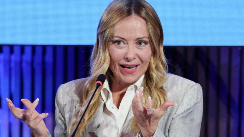 Manovra 2027, arrivano anche le targhe personalizzate. Meloni: “Ci si può sbizzarrire”