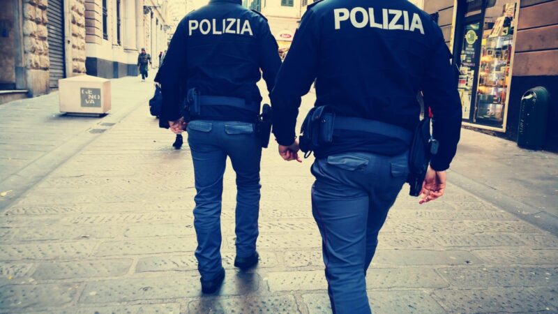 Controlli della Questura di Genova nei negozi del centro storico