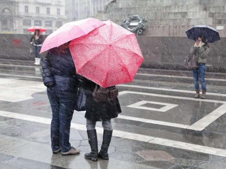 Meteo, weekend di freddo e maltempo: crollano le temperature, temporali e neve a 1.000 metri