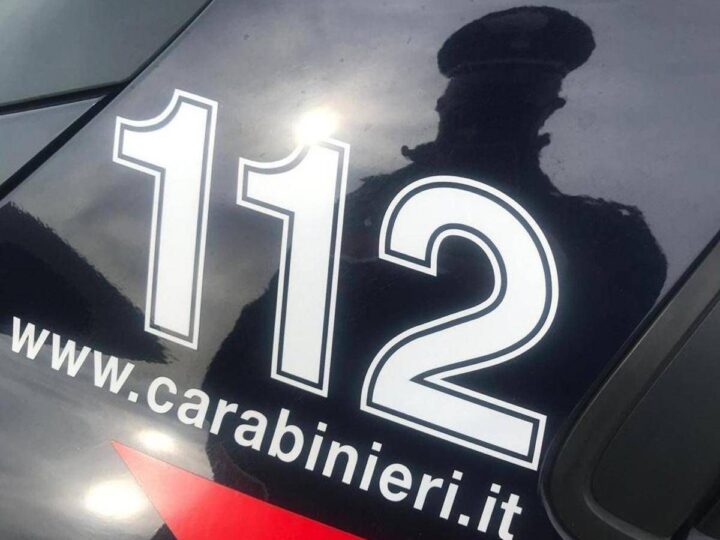 Napoli, strattona bimbo di 5 anni e tenta di portarlo via: denunciato 45enne