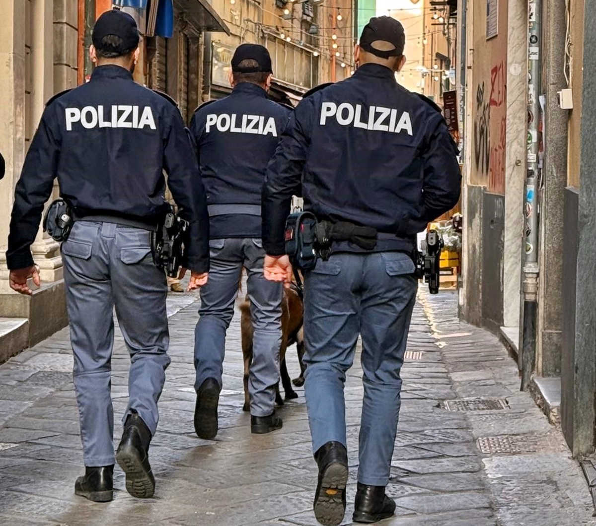 Furto zaino e utilizzo carta di credito: un arrestato e a Genova