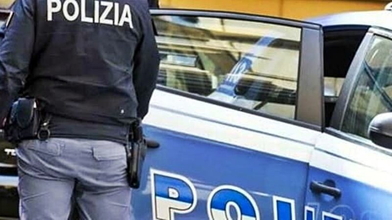 Colpisce la compagna con un pugno e le ruba le chiavi dell’auto