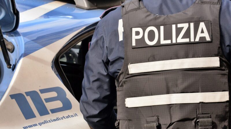 Entra in una scuola di Genova, arrivano gli agenti e li aggredisce