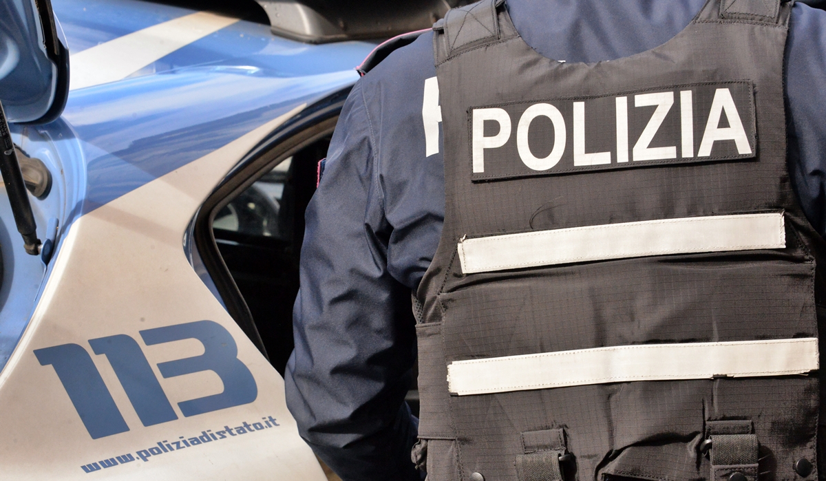 Entra in una scuola di Genova, arrivano gli agenti e li aggredisce
