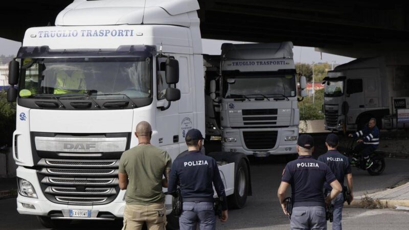 Protesta dei tir, stop ai blocchi in Campania: ripartono i rifornimenti. Il Garante invoca la precettazione