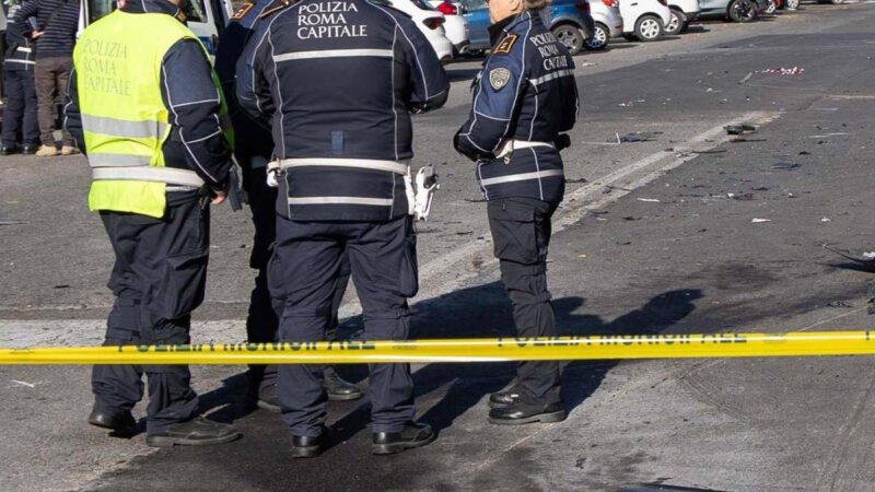 Roma, scontro tra auto e moto in via Boccea: morto un 33enne, ferito un altro centauro