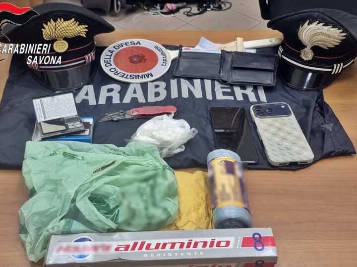 Savona, fugge all’alt dei carabinieri e si rifugia in un bar con 50 gr di cocaina