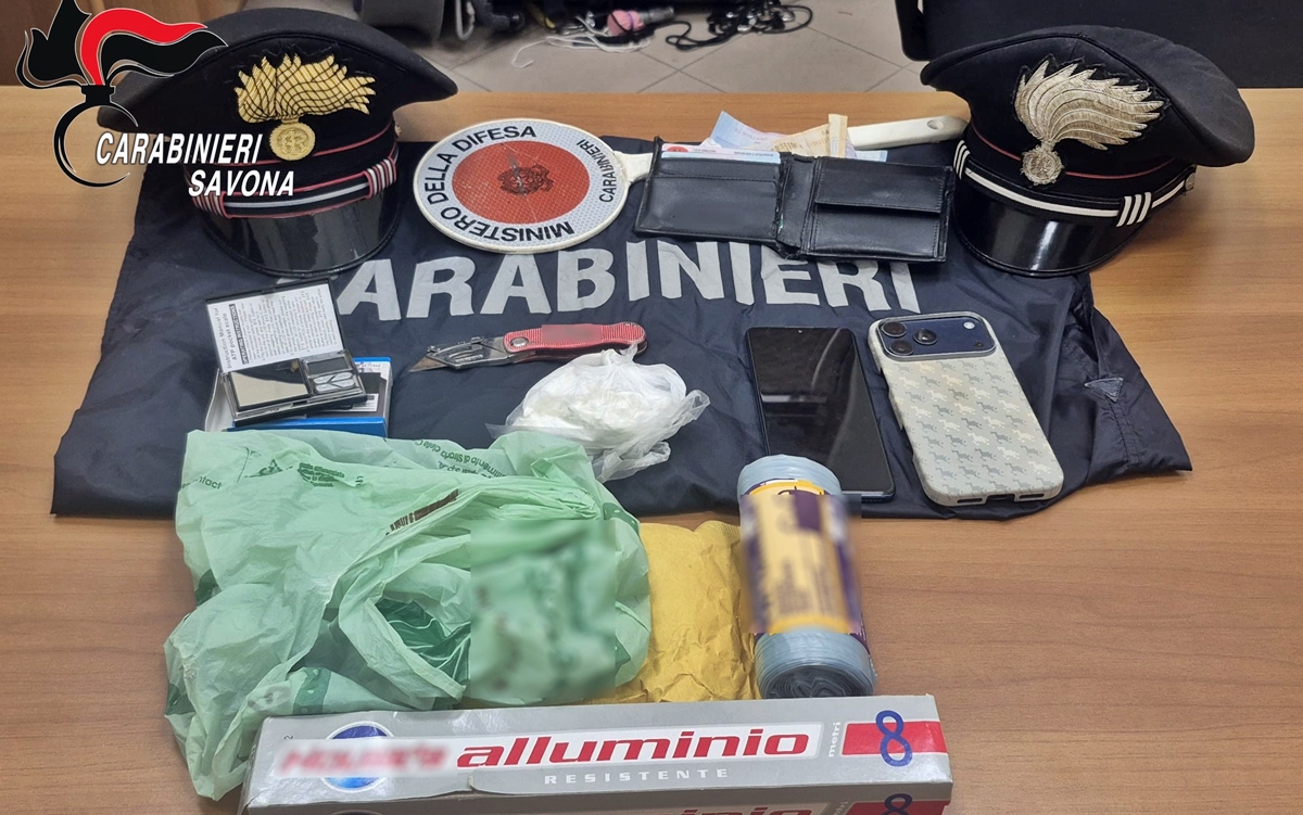 Savona, fugge all’alt dei carabinieri e si rifugia in un bar con 50 gr di cocaina