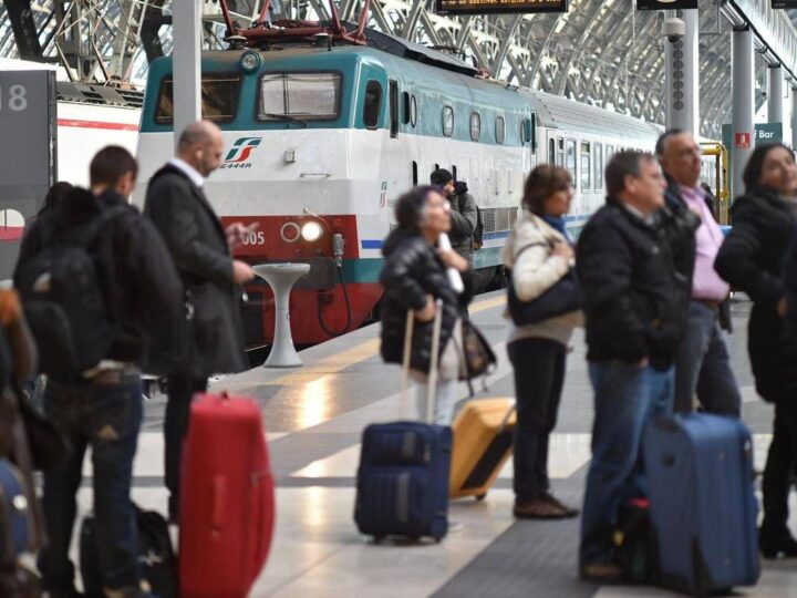 Scioperi a novembre, il calendario: tutte le date ‘nere’ del mese. Dagli aerei ai treni, dalla scuola al trasporto pubblico locale