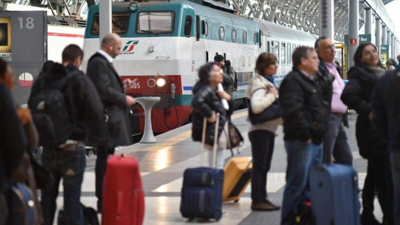 Scioperi a novembre, il calendario: tutte le date ‘nere’ del mese. Dagli aerei ai treni, dalla scuola al trasporto pubblico locale